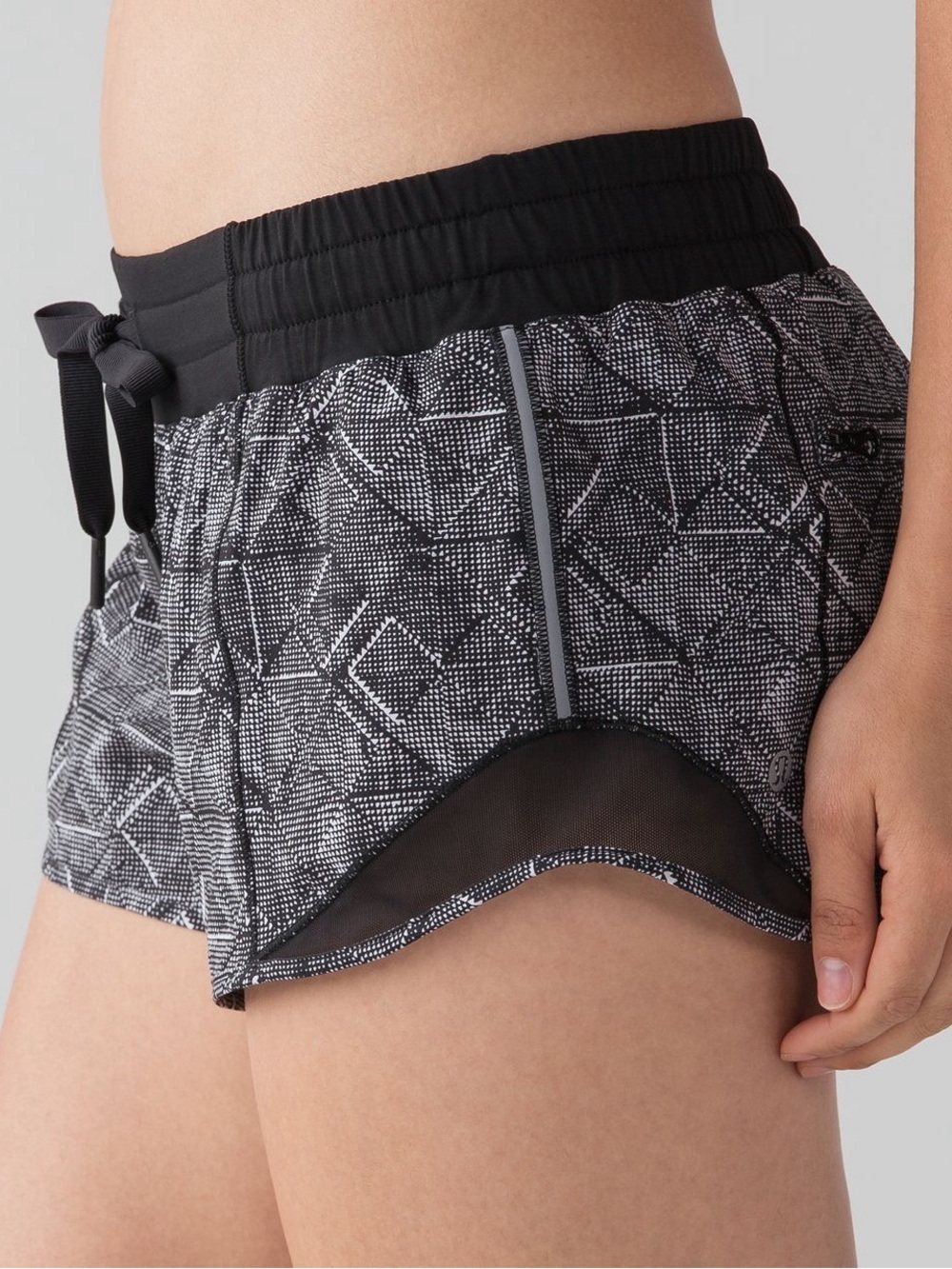 Lululemon Hotty Hot Short (2.5") Formation Alpine White Black / Black Size 6